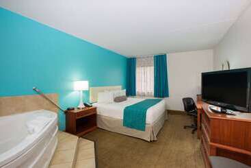 هتل Howard Johnson By Wyndham Evansville East