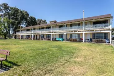 Отель Skylark Shores Resort