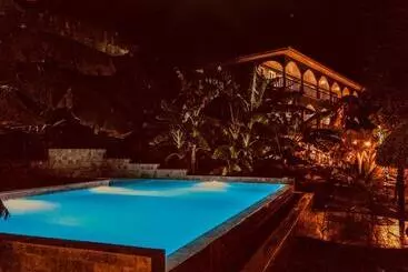 هتل Manurii Garden
