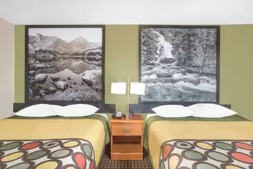 هتل Super 8 By Wyndham Riverton