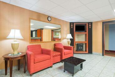 فندق على الطريق Super 8 By Wyndham Gardner