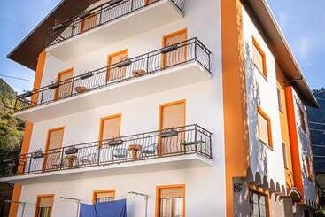 Hostel   Bormio   Livigno   Santa Caterina   Stelvio