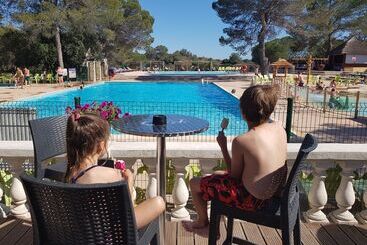 בית מלון כפרי La Pierre Verte Camping Village