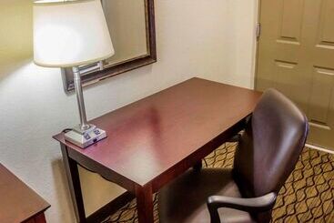 فندق على الطريق Quality Inn Waterbury