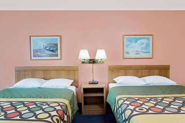 מוטל Super 8 By Wyndham Sturgeon Bay