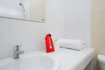 ホテル Reddoorz Near Mataram University