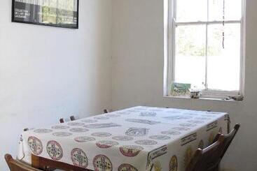 فندق صغير The Owlhouse Backpackers