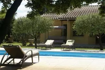 Apartamentos turísticos Stunning Villa In Sorgues With Swimming Pool
