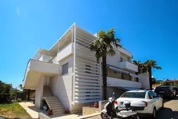 Turist apartmanları Apartments Karmen Maria