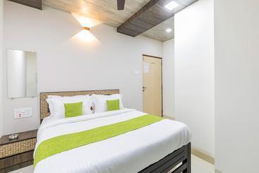 ホテル Saras Residency