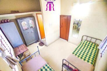 Albergue R R Women S Paying Guest