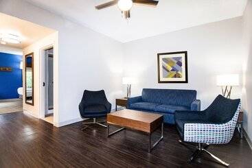 Holiday Inn Express Hotel & Suites Nashville Brentwood 65s