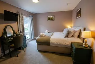 Отель Woodfalls Inn