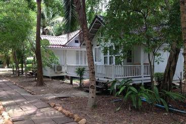 Отель Young Coconut Garden Home Resort