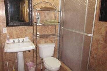 آپارتمان‌های توریست‌ها La Mayur Cottage