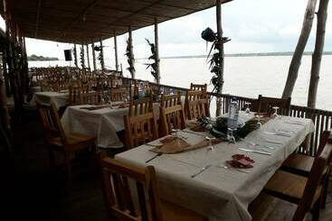 ホテル Auberge Chez Théo