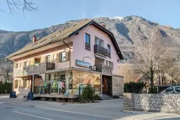 پانسیون Apartments Skok With Free Parking