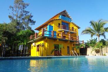 هتل Livingston Resort