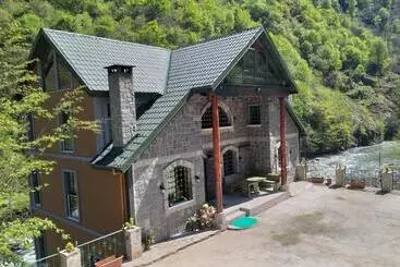 Eli̇kti̇ Buti̇k Otel