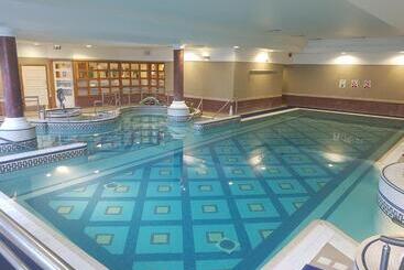 La Mon Hotel & Country Club