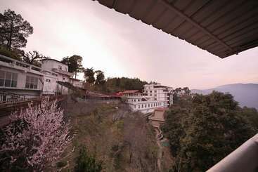 בית מלון כפרי Tehri Club And Resorts