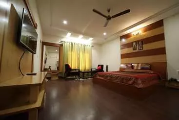 Otel Tehri Club And Resorts