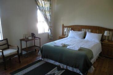 بنسيون The Historic Pig And Whistle Inn