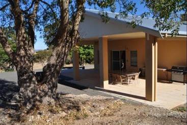 Отель Lambert Estate Retreat