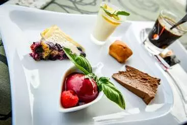 Отель Aux Tauzins