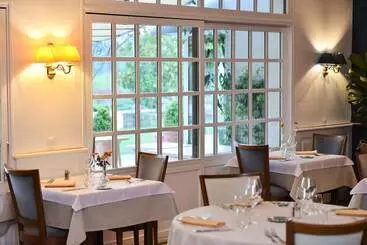 Отель Logis Hôtel Restaurant Le Chêne Vert