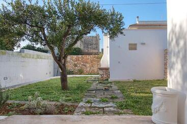 Mökkimajoitus Deluxe Tangerine Court