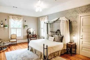 Heritage House Bed & Breakfast   Boutique Adults Only Inn