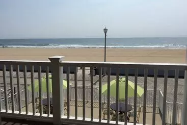 Fish Tales Boardwalk Inn & Ocean Mecca Motel