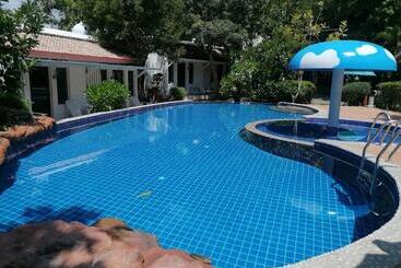 Baanmontra Beach Resort Bankrut