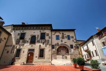 Quaint Cottage With Pool