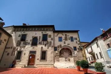 Quaint Cottage With Pool