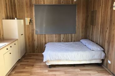 בית מלון כפרי The Waterwheel Beach Cabins Caravan Park