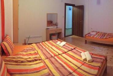 تختخواب و صبحانه Baba I Dede