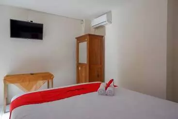 Pension  Reddoorz Syariah Near Gor Satria 4