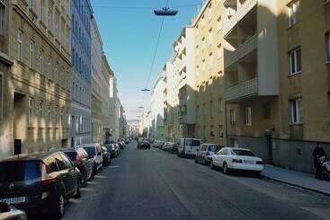 Fox Box Apt.   Hostel