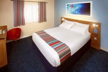 Отель Travelodge Milton Keynes Old Stratford