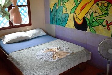 تختخواب و صبحانه Miss Miriam Beachfront Cabins