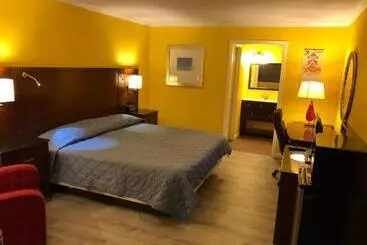Hotel Dragon Inn & Suites