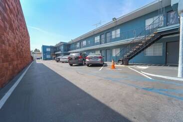هتل Rodeway Inn & Suites North Hollywood Burbank Airport   Universal Area