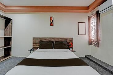 Hotel Oyo 39950 A K Residency