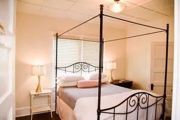 Azalea Inn Bed & Breakfast