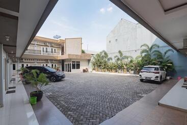 호텔 Reddoorz Plus Syariah @ Tuparev Cirebon 3