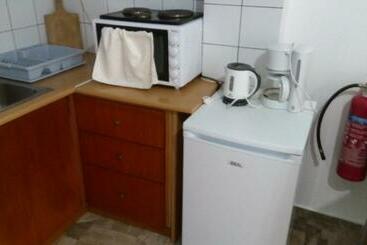 هاستل John Galouzis Studios