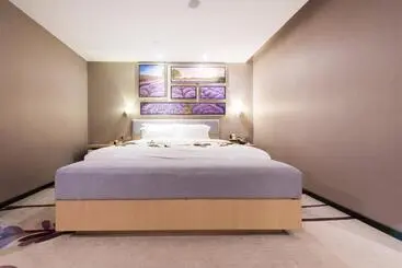 Lavande Hotel Heyuan Wanlong City