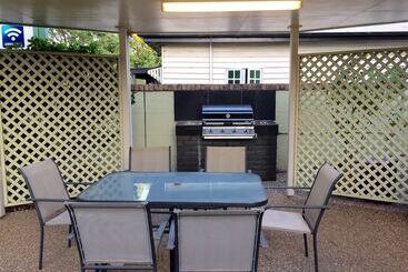 모텔 Country Gardens Motor Inn